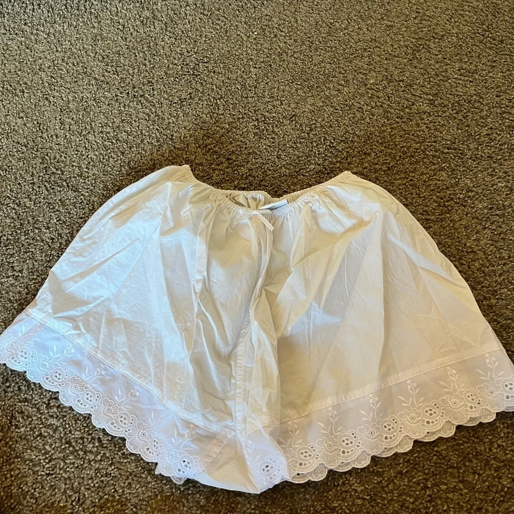 White Eyelet Trim Short - Picture 7 of 7